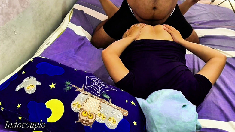 Indo Couple: ケバヤとミニスカートを着たセクシーな女の子がマッサージをしている官能的なマッサージパーラー。