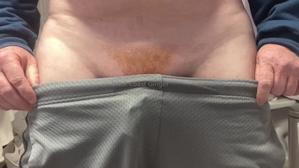 West Coast Ginger: Zrzavý penis vyskočí z kraťasů