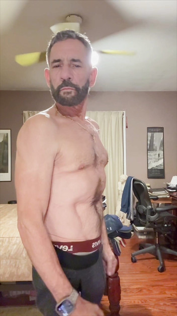 Stalionro: あなたの目のために裸になる