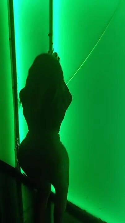 Barbietransxxxx: Travesti barda götünü gösteriyor