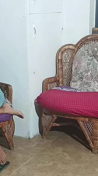 Saya melihat ibu tiri saya bosan dan saya melayannya dengan zakar saya, dia sukakan air mani saya di dalam.