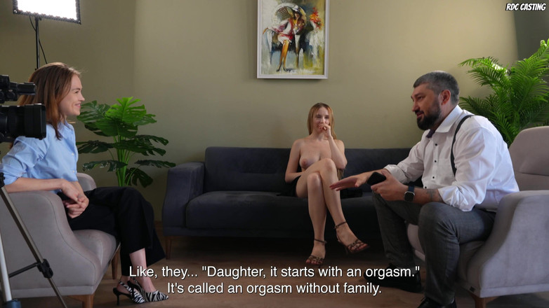 RDXCast: Polly Yangs라고도 알려진 섹시한 금발의 Polina는 낯선 남자에게 박히는 것을 얼마나 좋아하는지 알려줍니다!