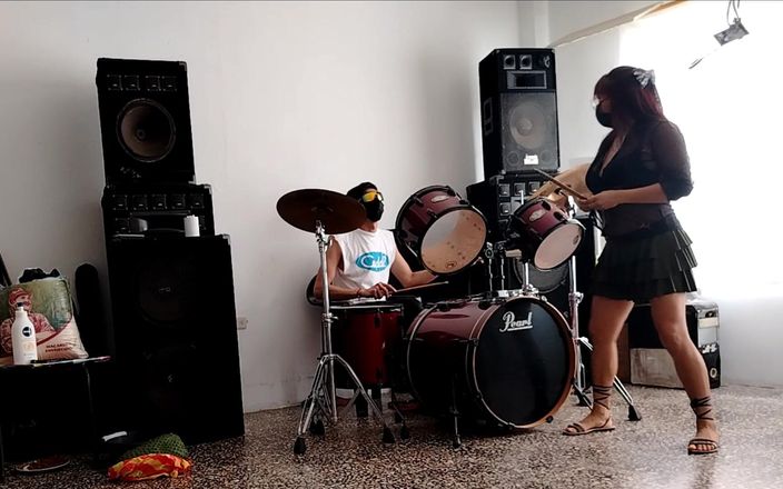 Goky: Anh ấy chơi trống cho cô ấy - cô ấy nhảy múa, cởi đồ và...