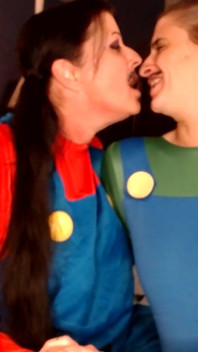 Lesbické líbání halloween cosplay