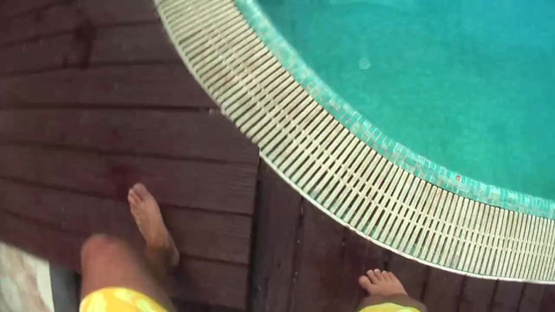 German Porn: Un grup de tipi participă la petrecerea de la piscină...