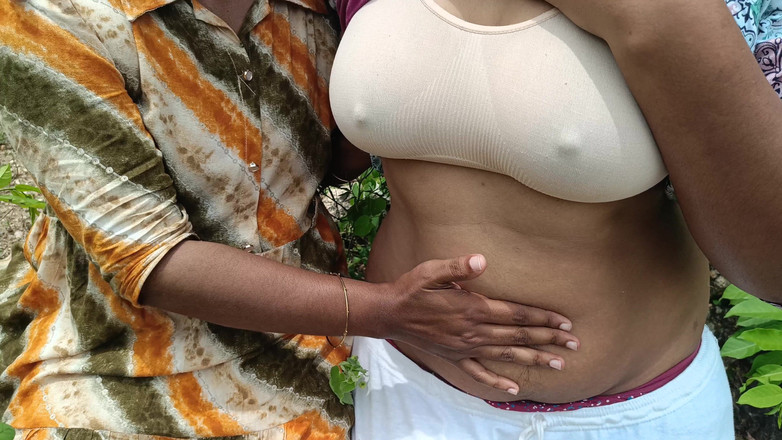 Magilmathi: Pasangan lesbian lagi asik mesra-mesraan di luar ruangan