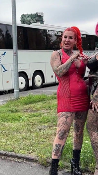 Dwie napalone laty z tatuażem z skórą pieprzą kierowcę ciężarówki na parkingu!