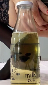 Ich pinke durch einen Mann in eine flasche