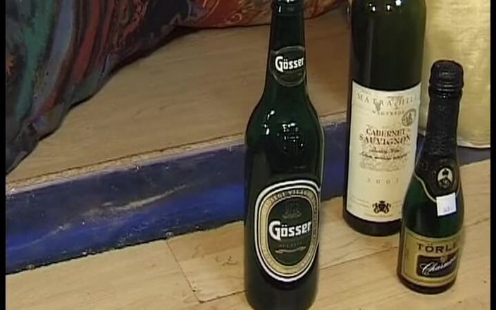 German amateur couples: Eine tätowierte deutsche schlampe bekommt eine flasche und einen großen...