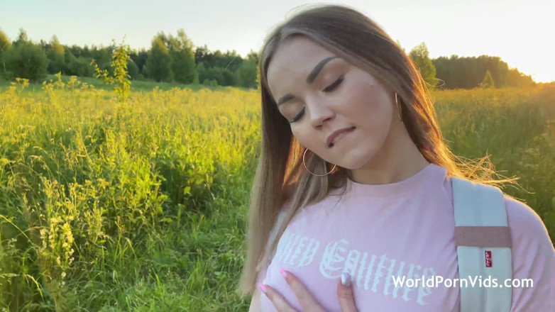 Selected worldwide porn: Genç sürtük evli kadın kocasını kaybetti ama ormanda yeni bir...