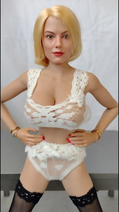 PeacefulDigit325: Margot rozbiera się