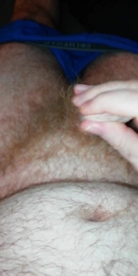 Wichs und komm auf meinen haarigen bauch, ich trage meine blaue frucht der unterwäsche