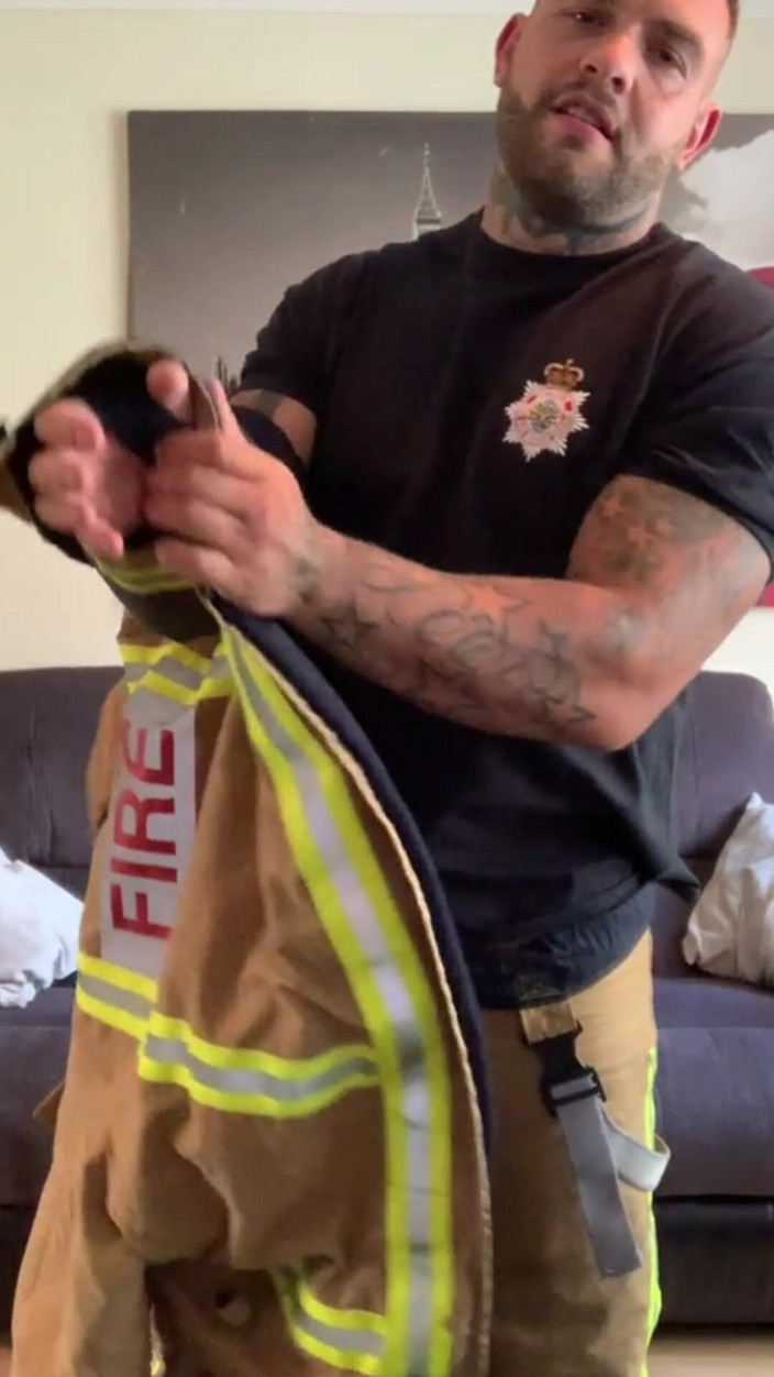 Andyleexxx: Le pompier Andy jouit