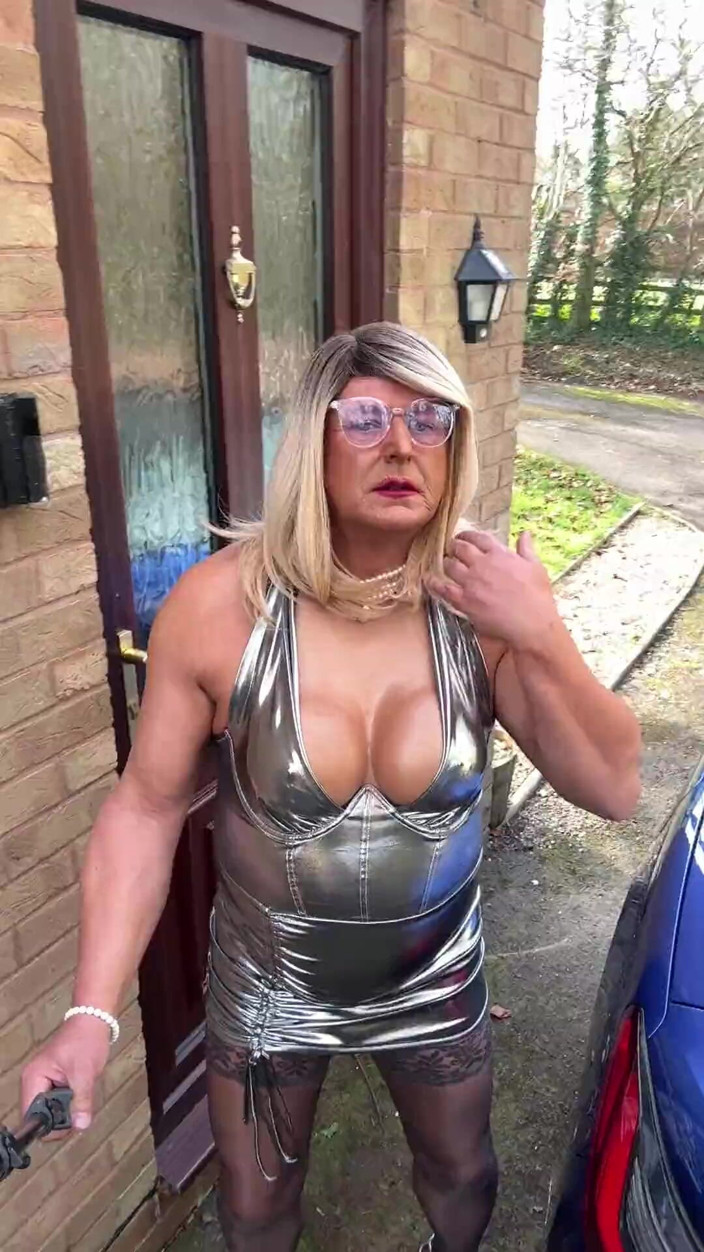 Kellycd2022: La sexy travestita kellycd2022 in abito d'argento e calze