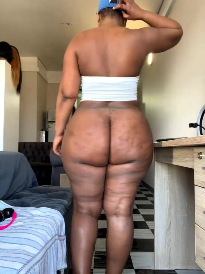 Big black clapping booties: Branle-moi sur mon cul chauve à la tête énorme, épisode 1038