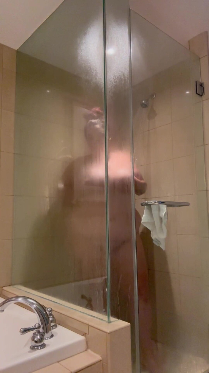 SofieeSoles: BBW blir våt i duschen