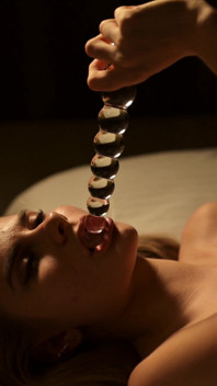 Midnight Desire - modelka z palcami buttplug