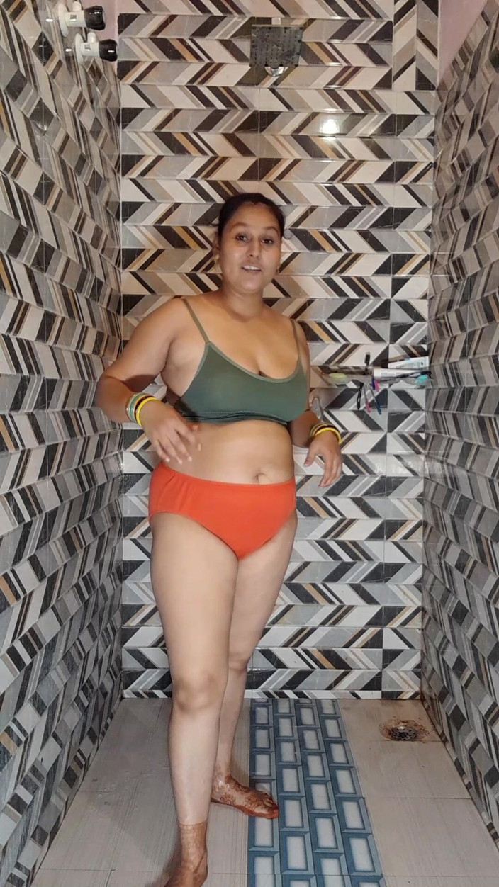 Puja555: Puja bhabhi 浴室舞蹈 bhojpuri