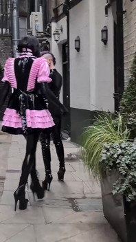 Londra sokaklarında kadın kılıklı led
