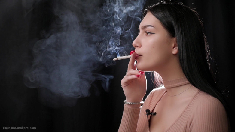 Russian Smokers: Amazing and Sexy Russian Babe Smoking Cigarette