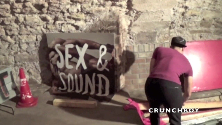 Crunch Boy: Un jumelle se fait baiser au sous-sol à Paris par Dorian...
