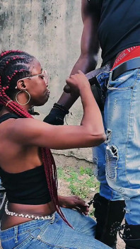 Biker kecil molek seksi Vera menggoda kote hitam besar bollock untuk berkongkek dalam perjalanan motosikal