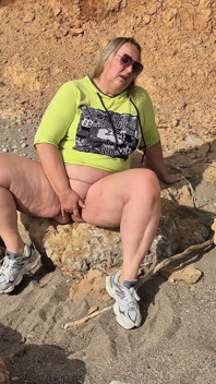 Kåt fru onanerar på stranden
