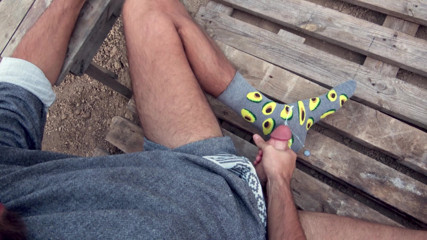 Kuzzi kuzzi socks: aautdor larka land ke saath khelta hai aur apne moze...