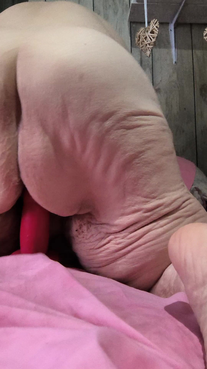 HerculesnVENUS: È sola e colpisce con il dildo bone