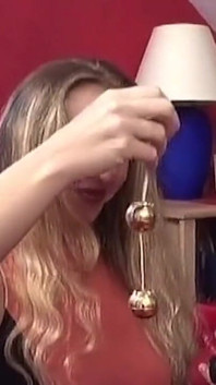 Kapiące sikanie plug wyciąganie i niechlujny dildo ssie
