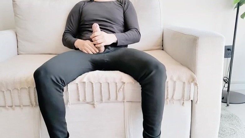 MynameisJuly: Malá 18letá žena dává přednost jízdě na obrovském ptákovi, než jít ven