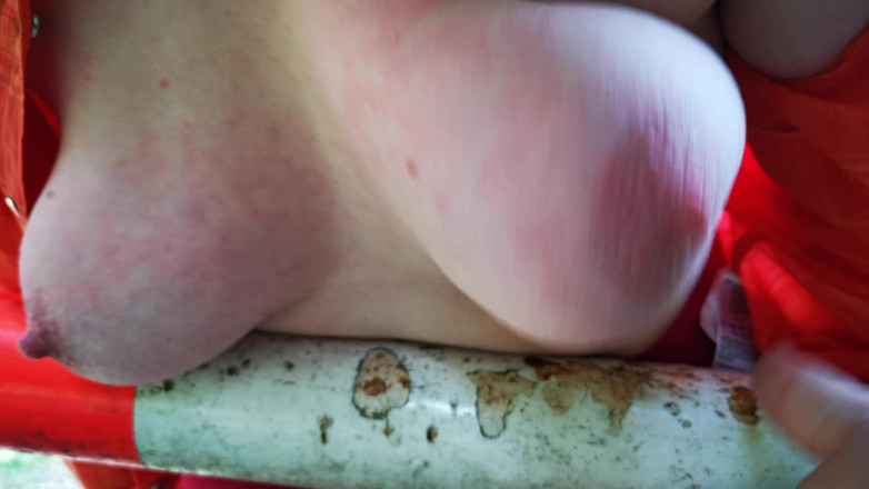 Bouncy Tits Action: Tieten kater en meer dan 150x geslagen