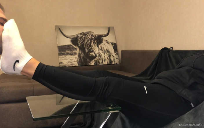 Deep Sole Devotion: Kirli beyaz spor ayakkabı ibadeti - valeria gecesi ile yüzünde kokulu çoraplar (yan...