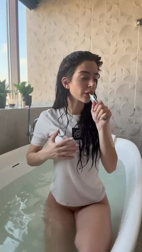 silicone_brunette: 욕조에서 당신을 괴롭히는 미스 젖은 티셔츠