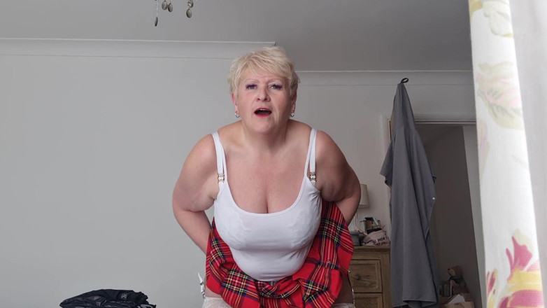 Uk Joolz: Tartan etek, çorap ve beyaz transparan külot