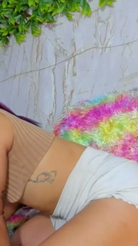 Ich werde mit Strap-on von dem Mädchen mit dem Tattoo gefickt