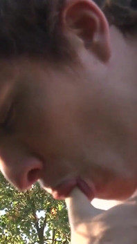 Vídeo exclusivo Bareback: Eu sou fodida por um garoto gay com tesão e musculoso