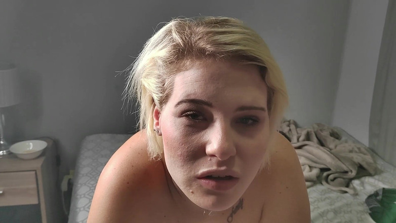 domslutfucker: Fantasi seks pagi blonde panas, menghisap dildo sudut pandangan pertama...