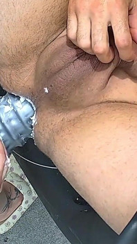 XXXLディルドと両手による肛門破壊