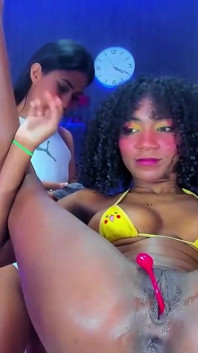 Lesbianas cachondas lamen el coño de su mejor amiga morena
