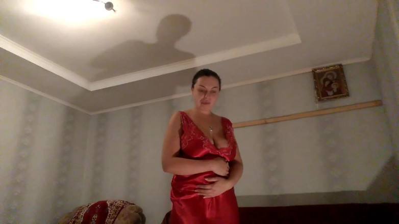 Sexy Milf: Huge piss at night!!!