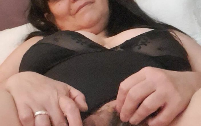 Mommy big hairy pussy: Milfs poesje is dik en harig door te slikken