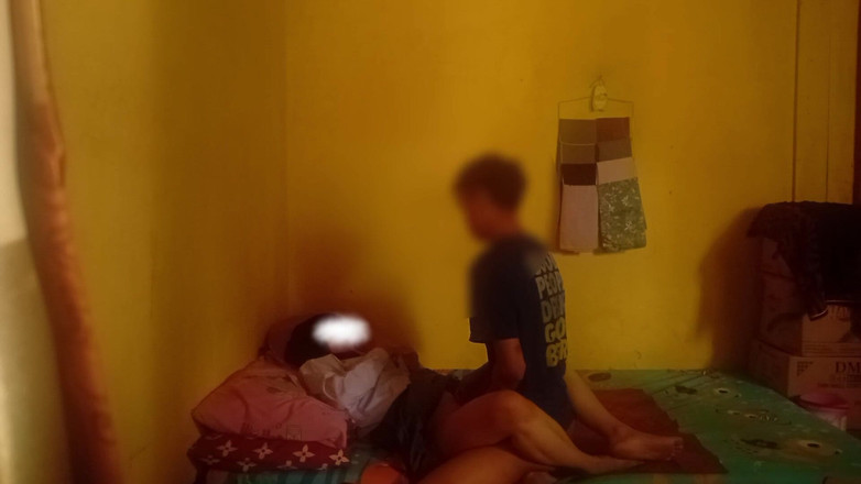 Famly sex: Юная девушка в колледже вЕнтоте у нее дома, когда она одинока