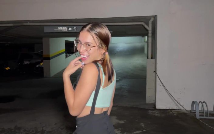 Katty Blake: Em primeiro plano - pequena latina em saia apertada recebe sua...