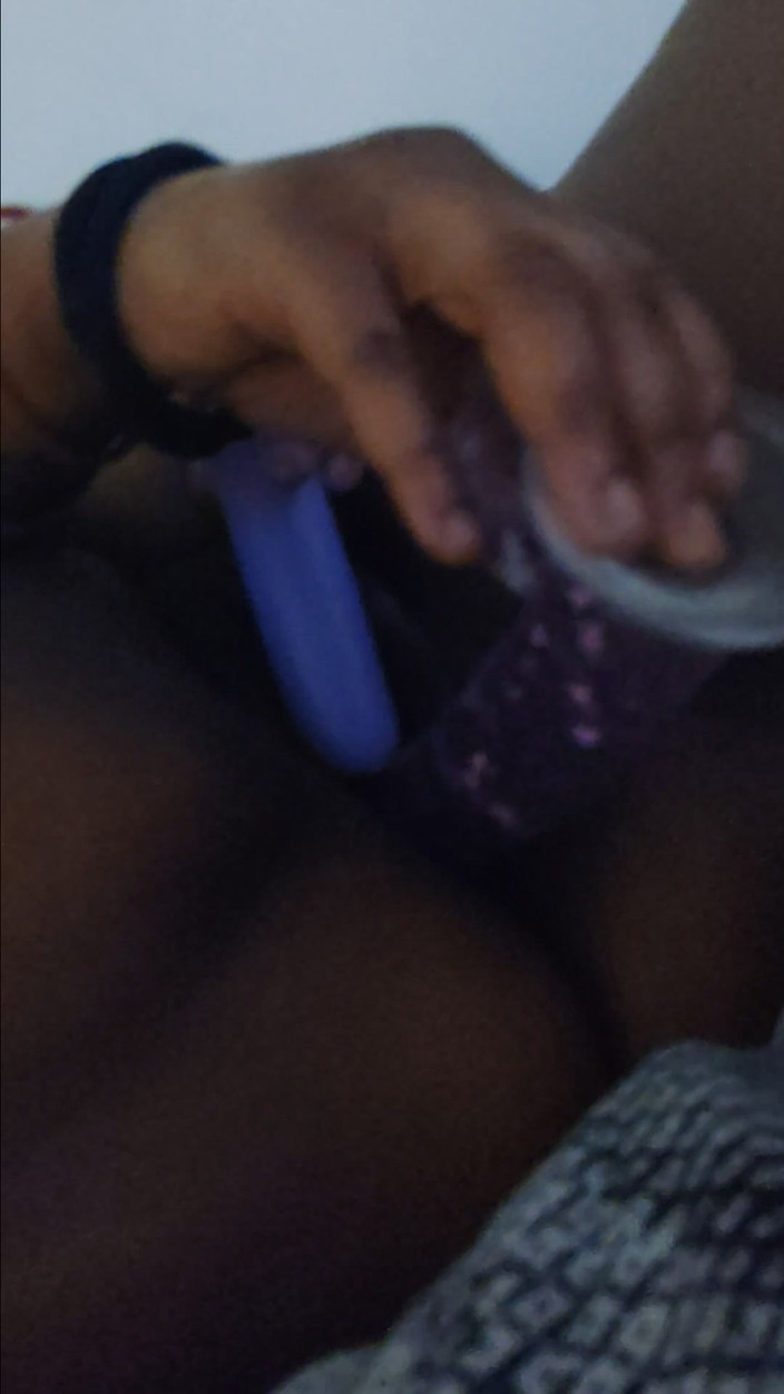 Lola Tha Pink Bunny: Lola bunni masukin memeknya ke dalam!!