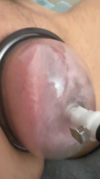 Хлопець стає справді збудженим, коли бачить накачану пизду