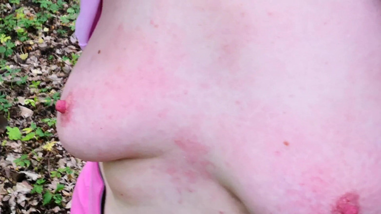 Bouncy Tits Action: Пороть мои сиськи крапивой