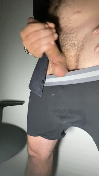 Latin mature king: 我一个人在办公室里，该死。