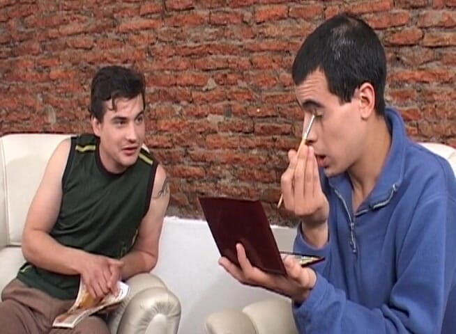 Boys in Disguise: İç çamaşırlı çifte eşcinsel seansı