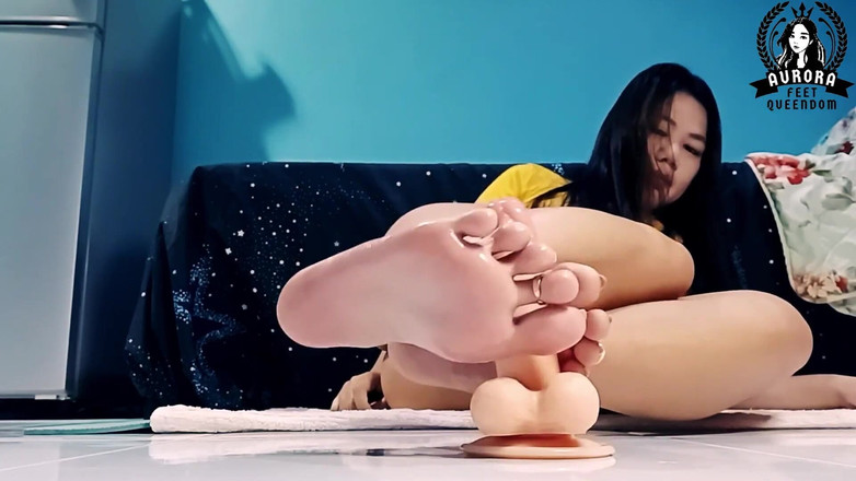 Queen Aurora: Smelly Feet Footjob by Asian Teen